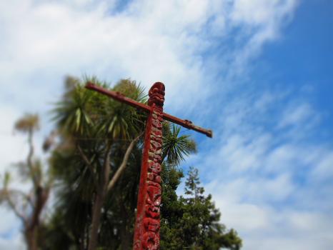 Maori totem pole and New Zealand cabbage tree