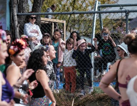 Children looking at participants from behind the fence at Aro valley Fair 2021