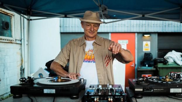 Old guy dj mixing at Newtown festival 2021