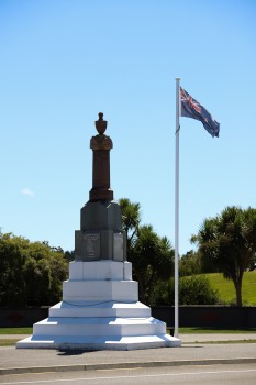 Foxton War Memorial with New Zealand flag