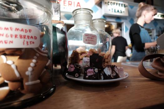 Gingerbread men and cake pieces at Esplanade Cafe