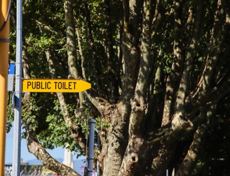 Sign pointing towards 'public toilet'