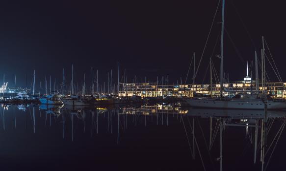 Night-time mirror effect at the Wellington harbour
