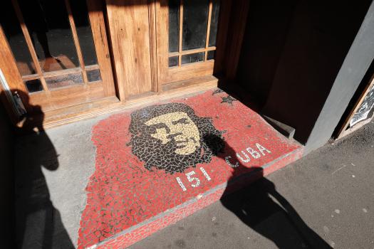Image of Che Guevara on the entrance of a shop