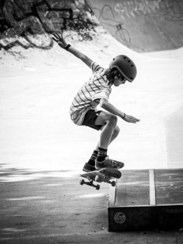 Boy Skatebord Jump Trick Skate Park