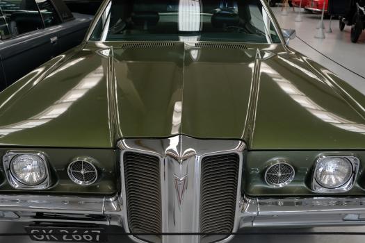 Green classic Pontiac Catalina grill and headlights
