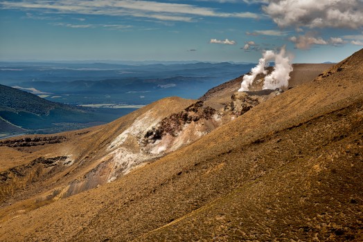Tongariro crossing steam spewing