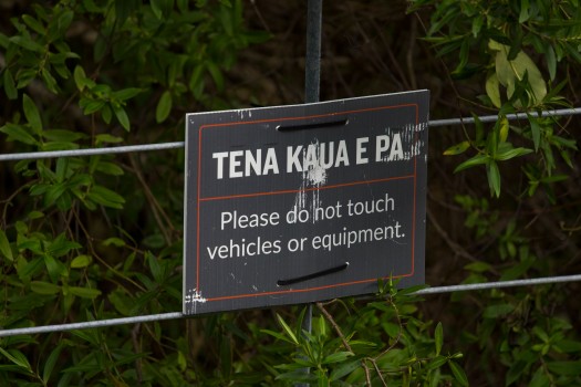 Tena Kaua e Pa/Do Not Touch sign