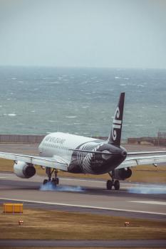 Air NZ aircraft tyre screech over the tarmac