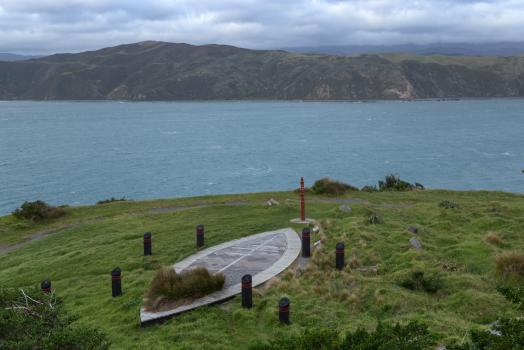Maori totem watching the sea - Maori totem e matakitaki ana i te moana