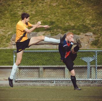 Player appear to be kicking an opponent - Sports Zone sunday league
