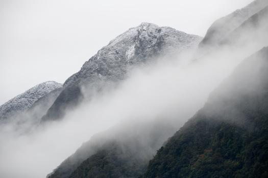 Misty mountain , Fiordland