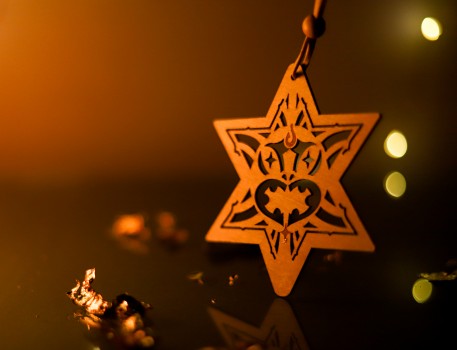 Hiwa-I-Te-Rangi Matariki star in golden light