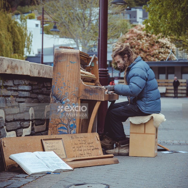 Queenstown street piano player with dreads