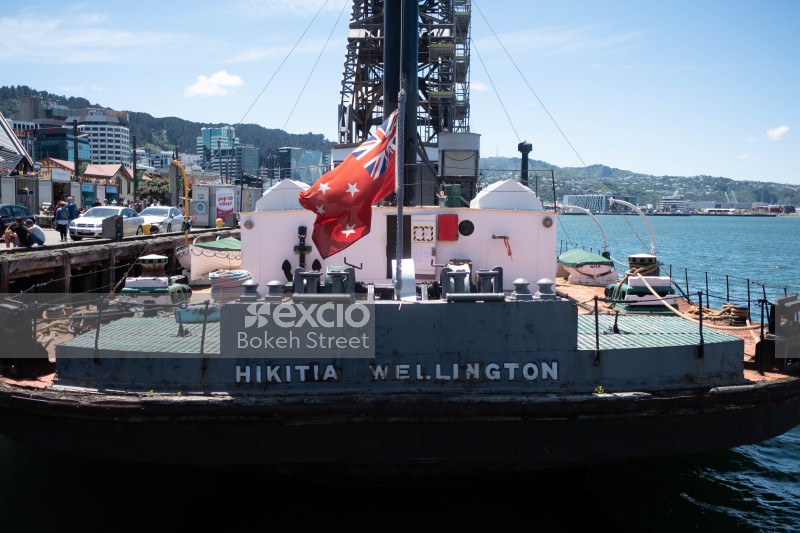Hikitia Wellington ship and Australian Red Ensign 