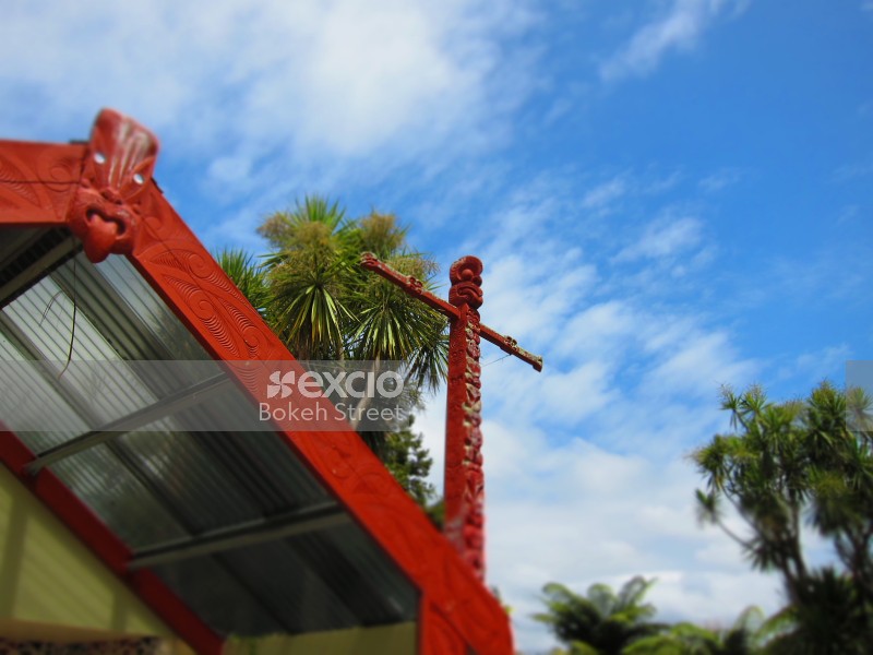 Maori totem pole on Marae roof near Pukehina