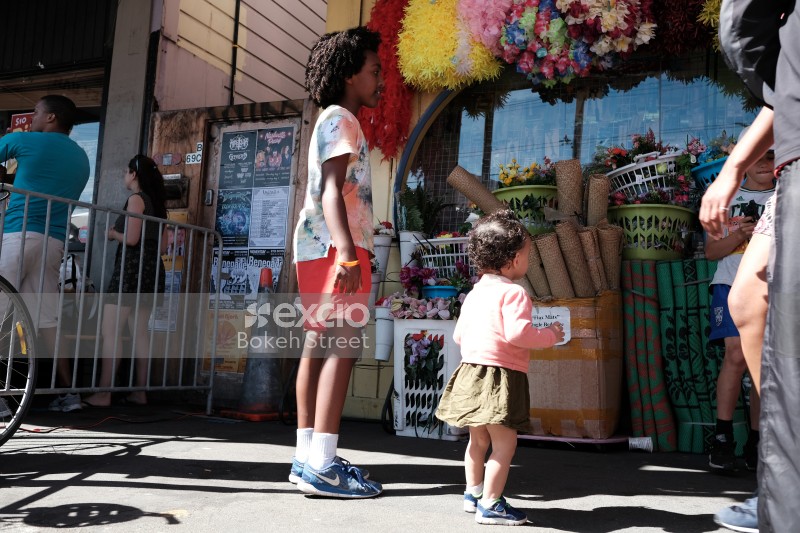 Little kids looking at flowers at Newtown festival 2021