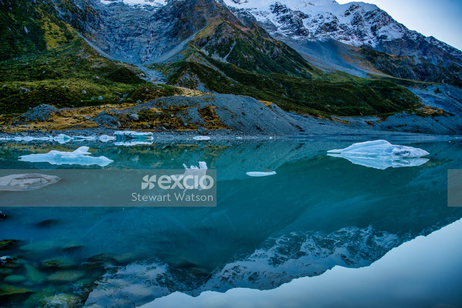 Hooker valley Lake and its icebergs