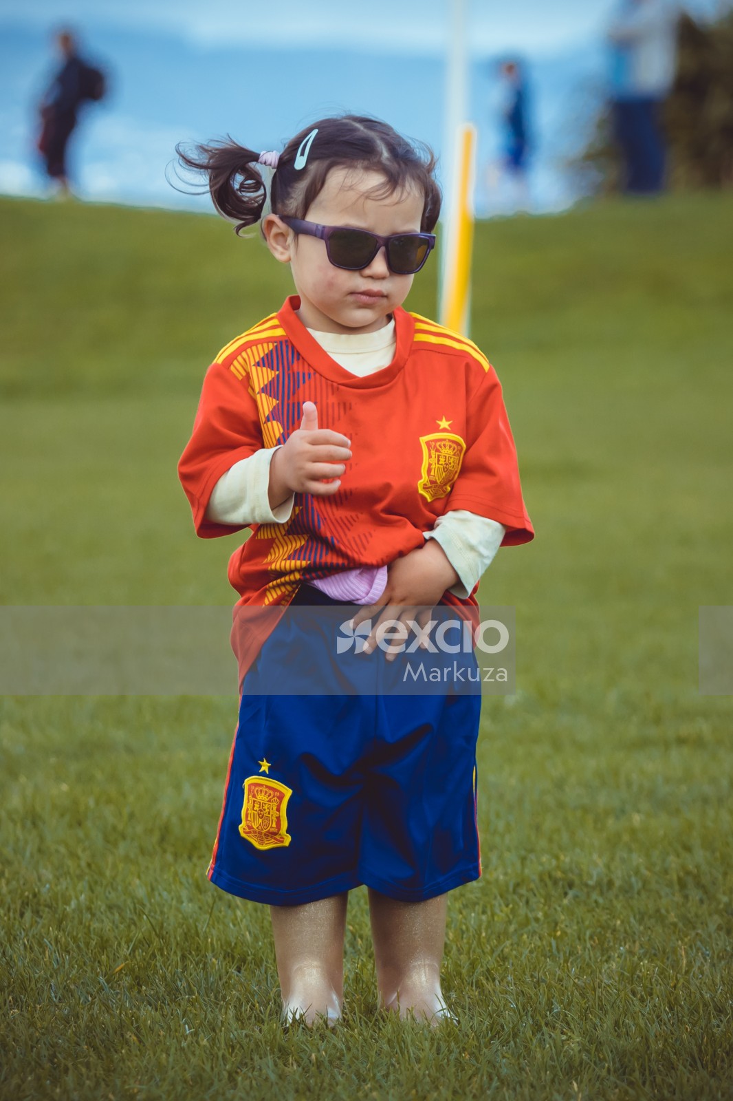 Cool little girl in Manchester United kit showing thumbs up - Little Dribblers