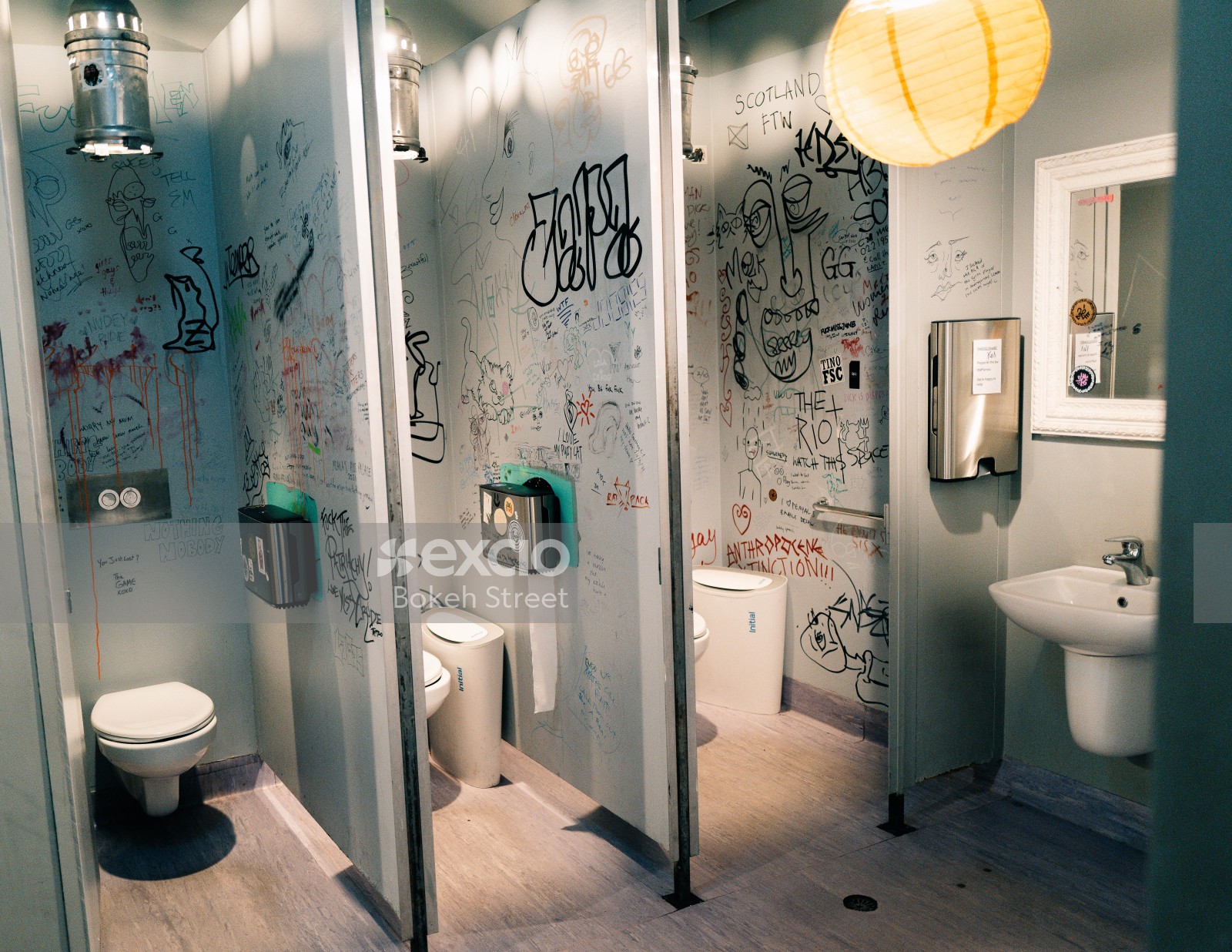 Bathroom stalls decorated with graffiti China paper lantern