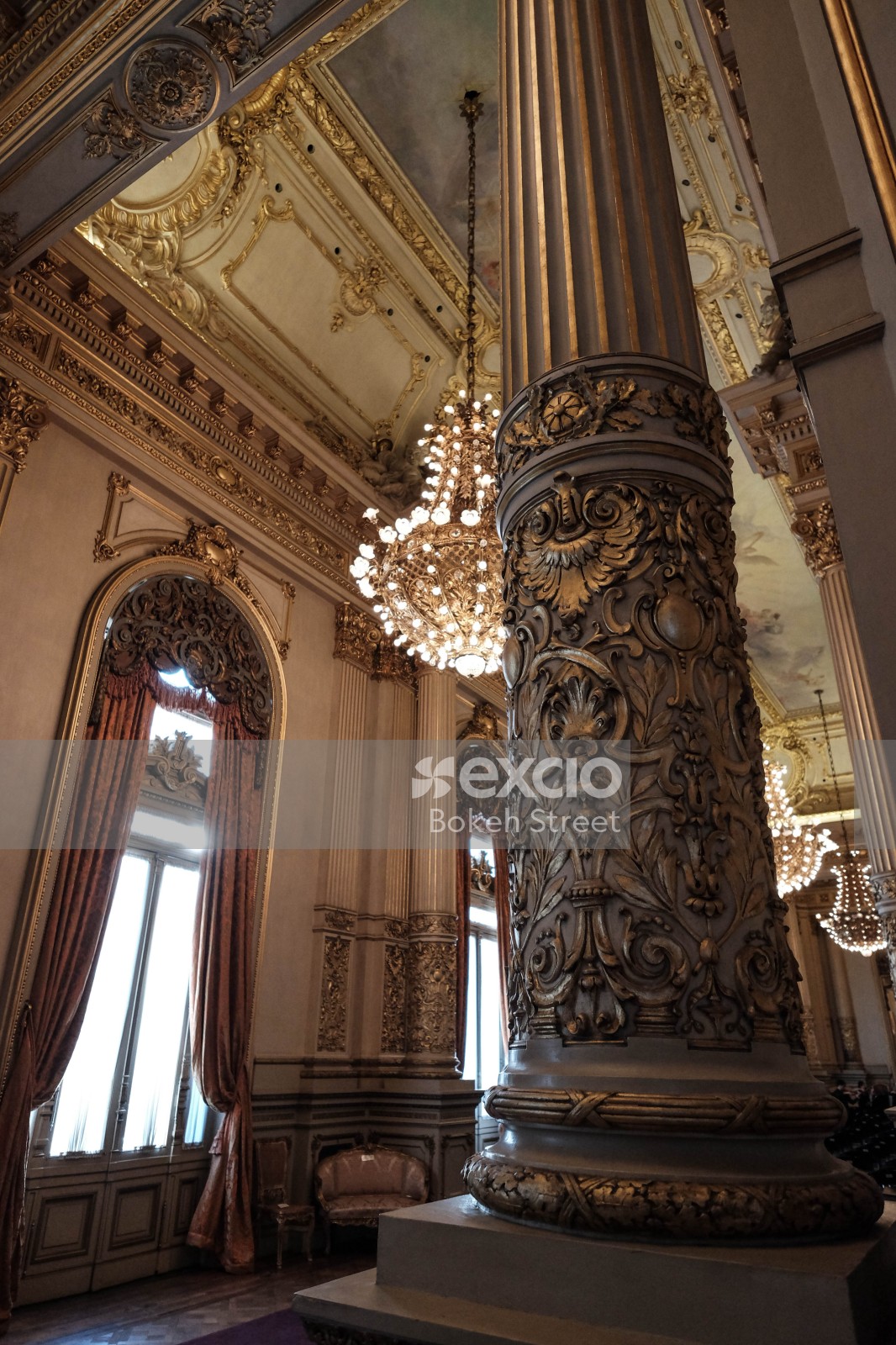 Beautiful interior design of a building with chandeliers and pillars