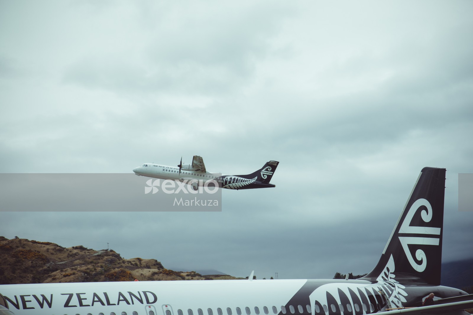 Two AIR New Zealand planes
