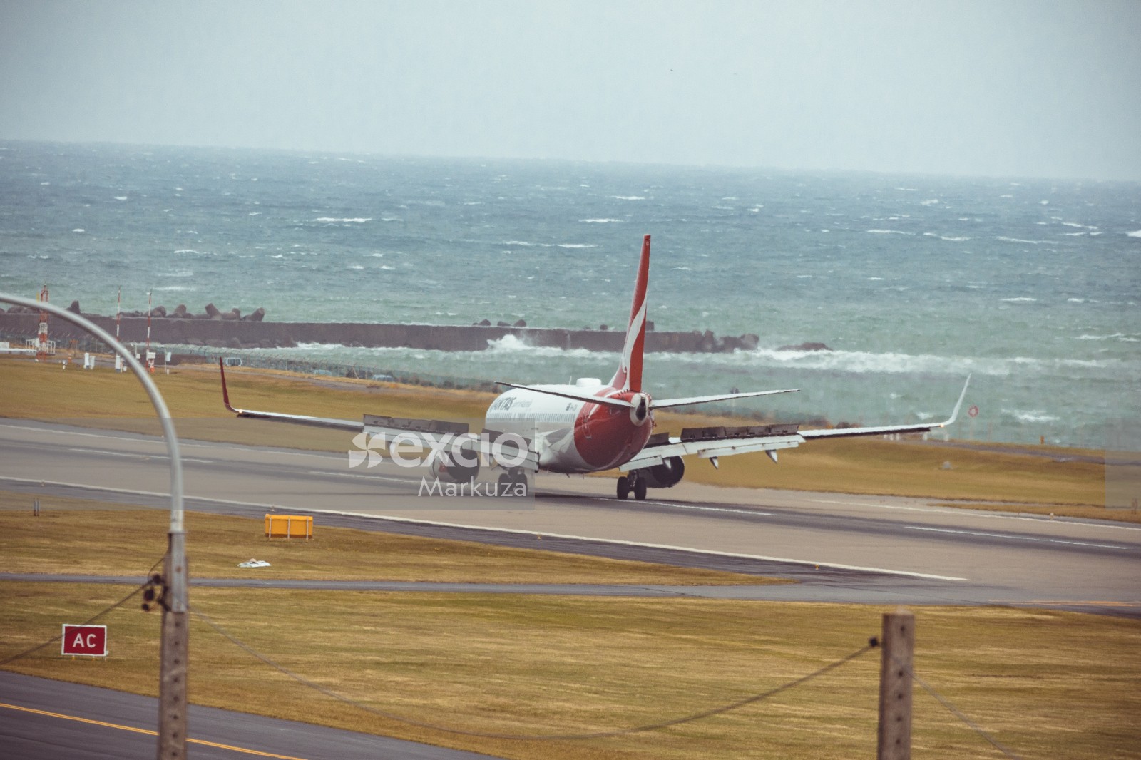 Qantas aircraft by the bay