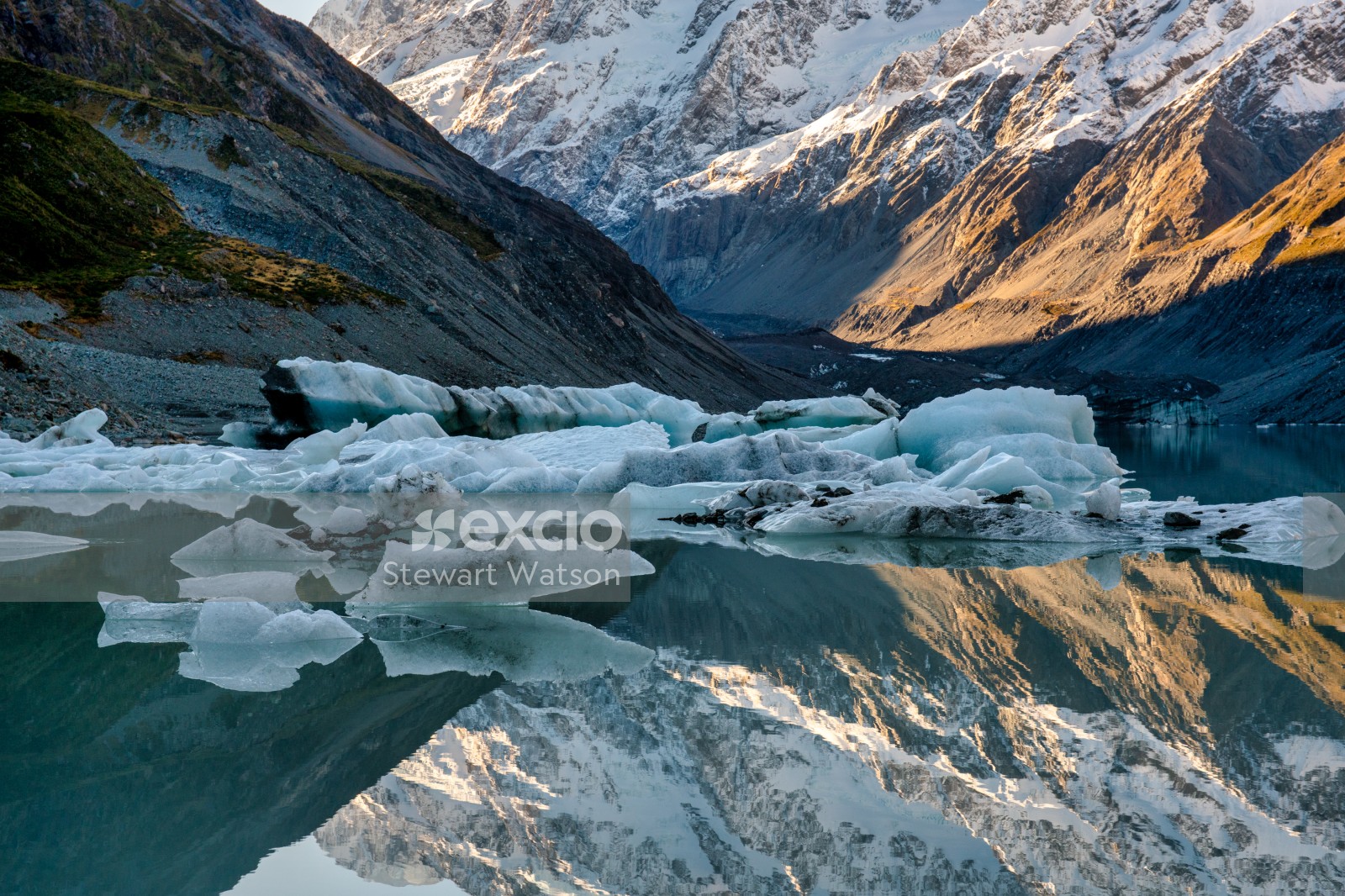 Hooker valley Lake and its icebergs zoom