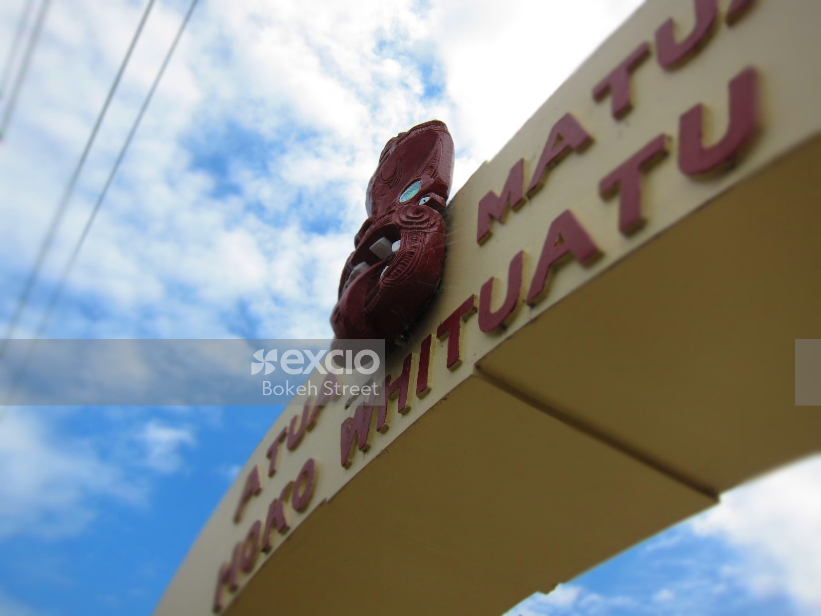 Maori sculpture on gate near Pukehina