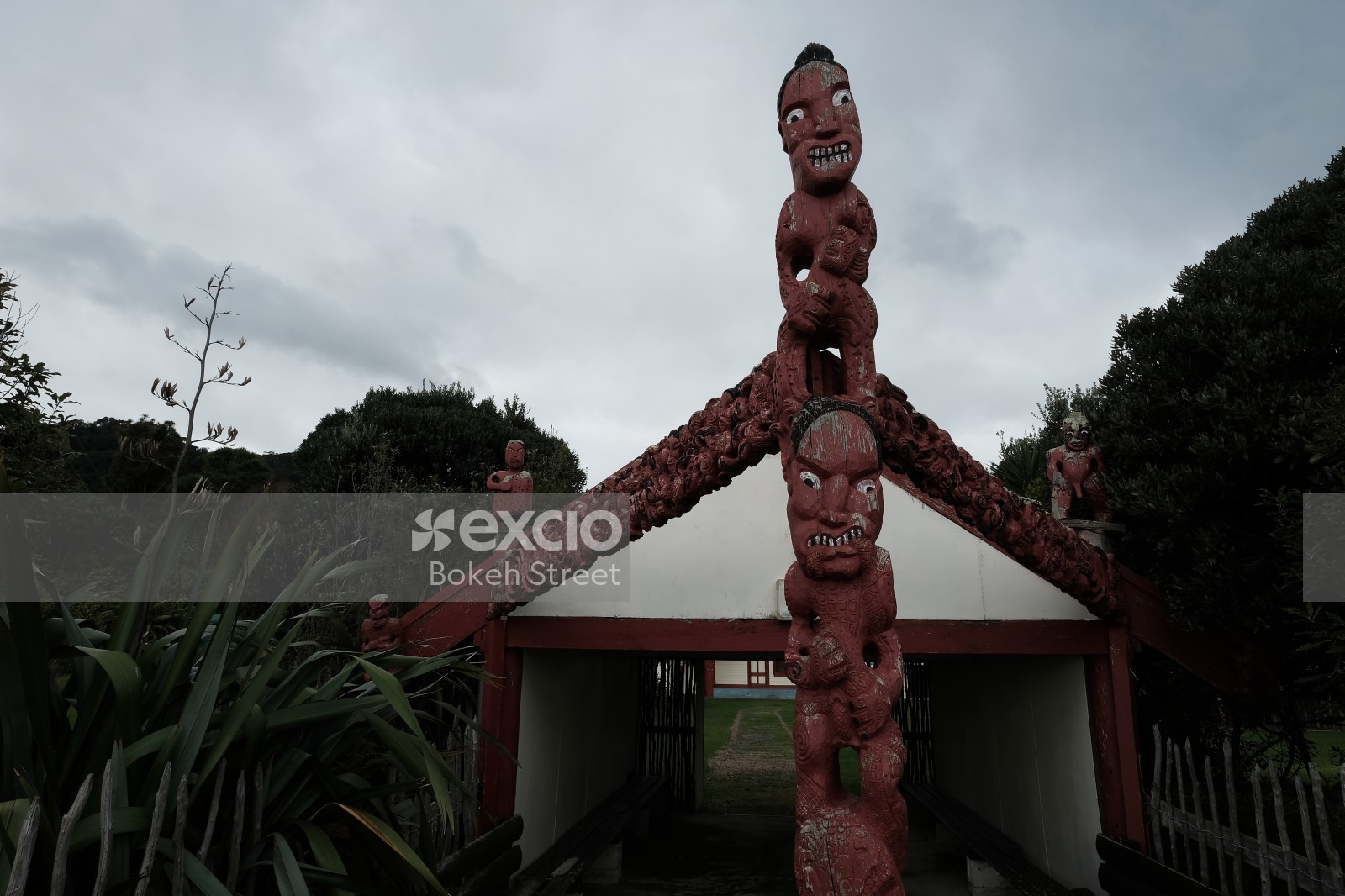 Māori carved totem pole and entrance to Marae